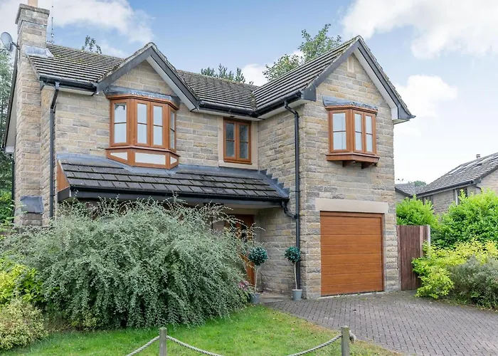 2 Carr Farm Close