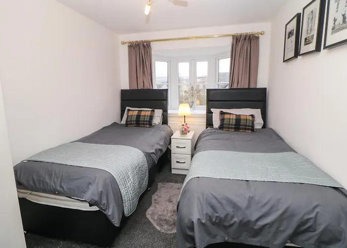 2 Carr Farm Close