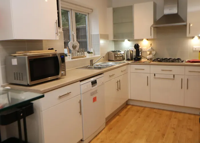 2 Carr Farm Close