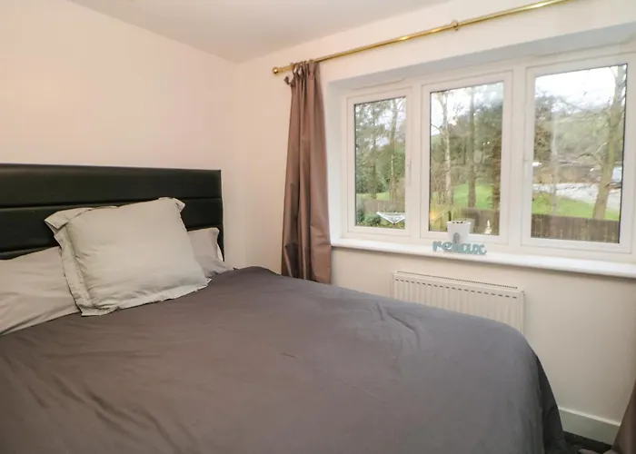 2 Carr Farm Close