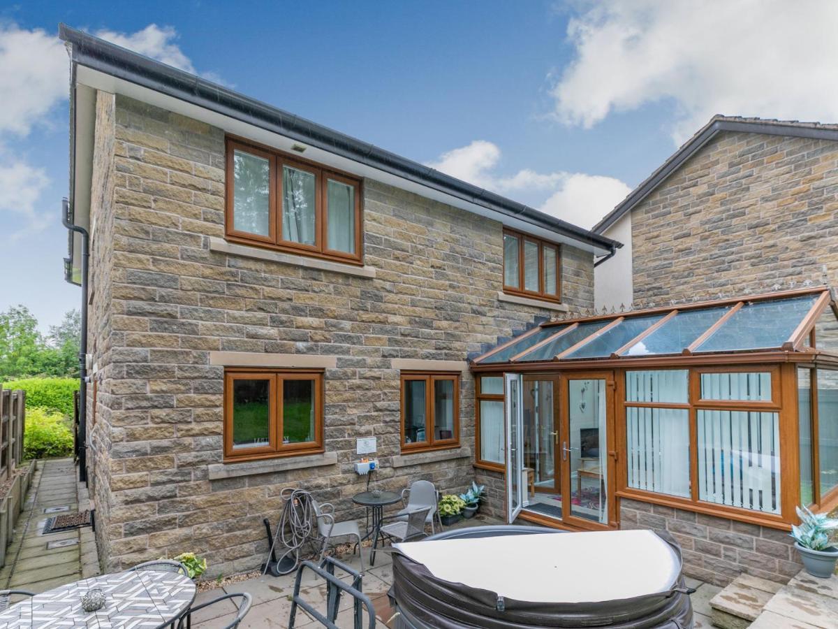 2 Carr Farm Close *