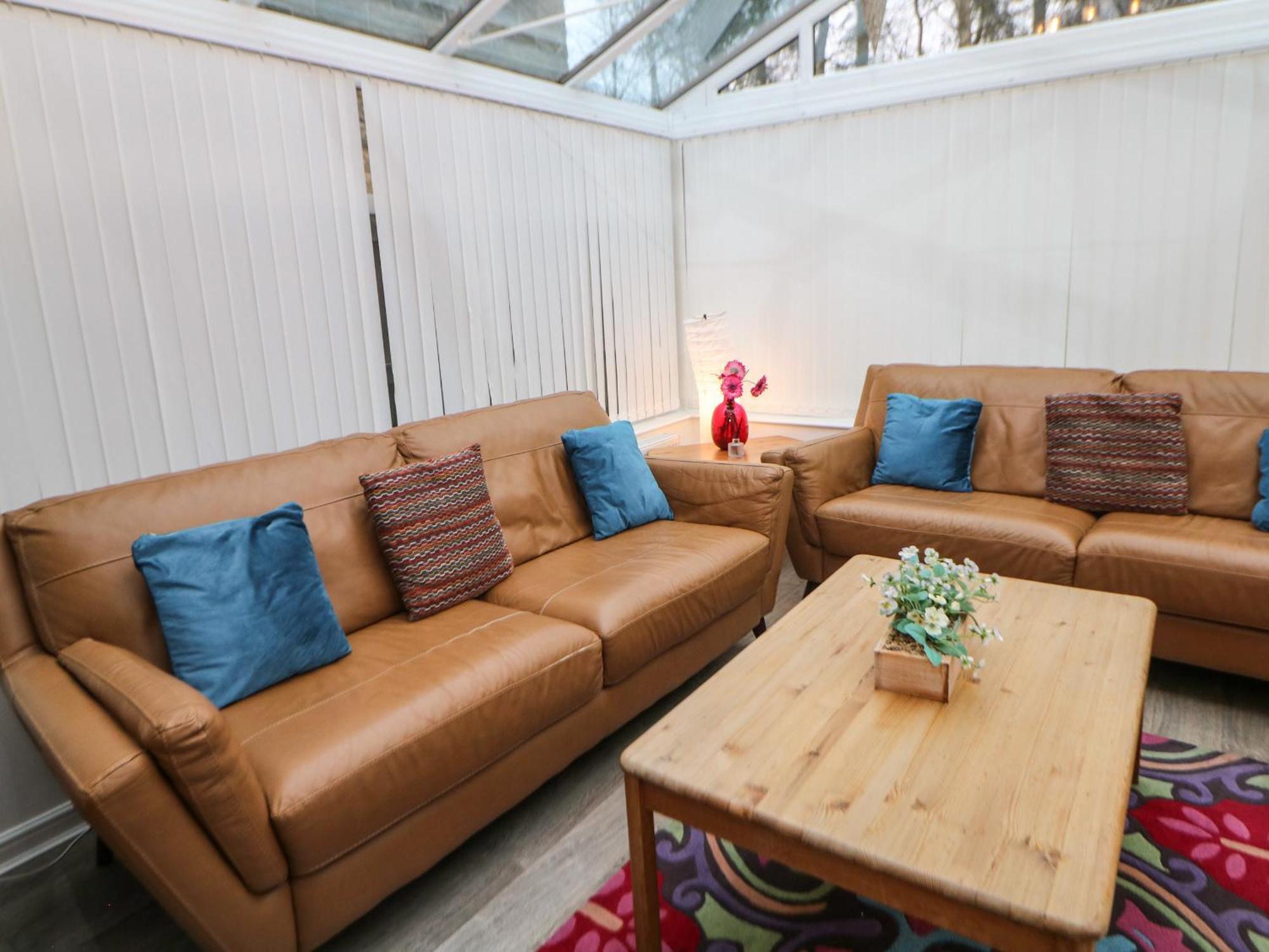 2 Carr Farm Close * Glossop