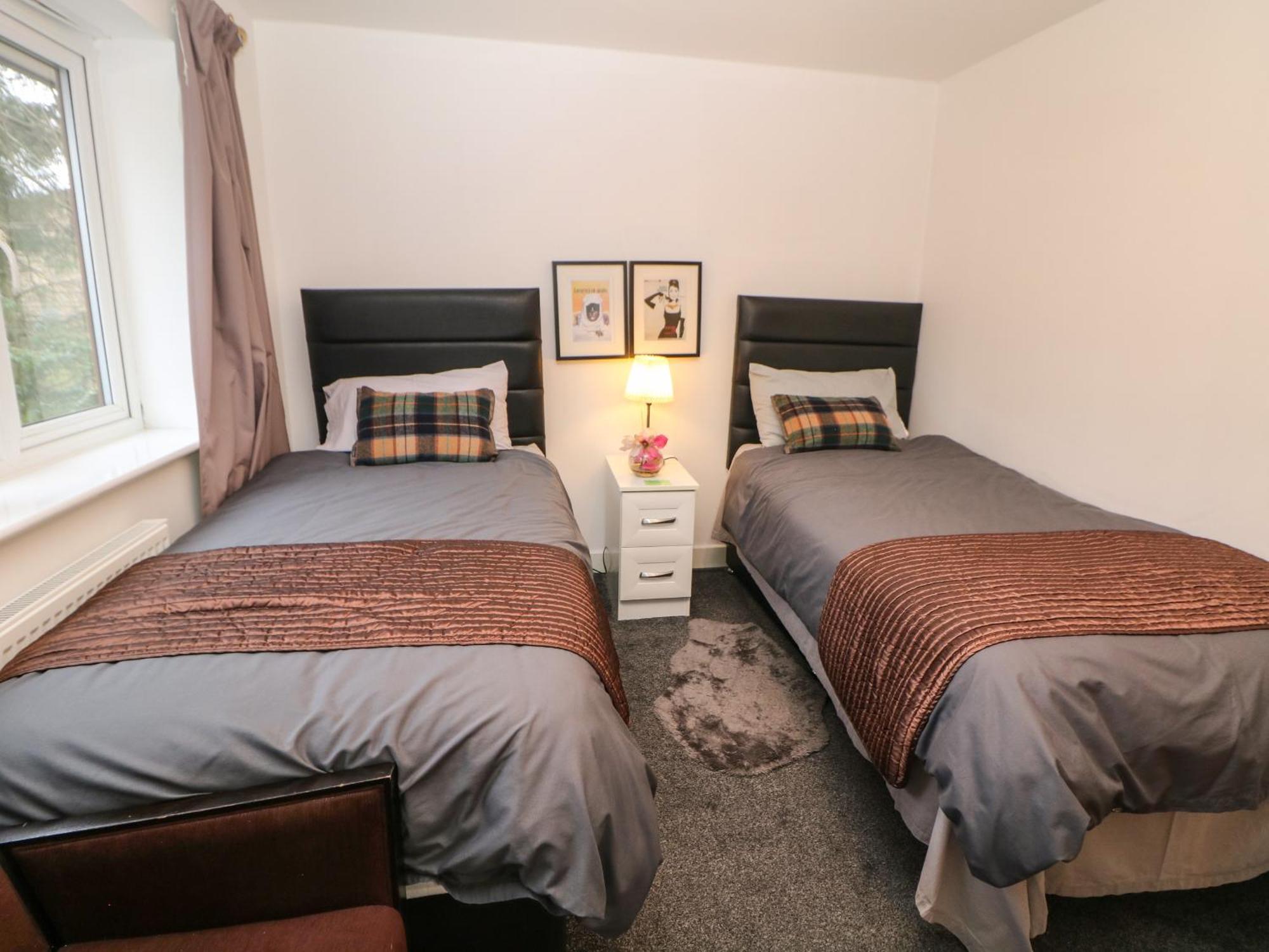2 Carr Farm Close * Glossop